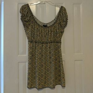 Off-shoulder top with ruffle border